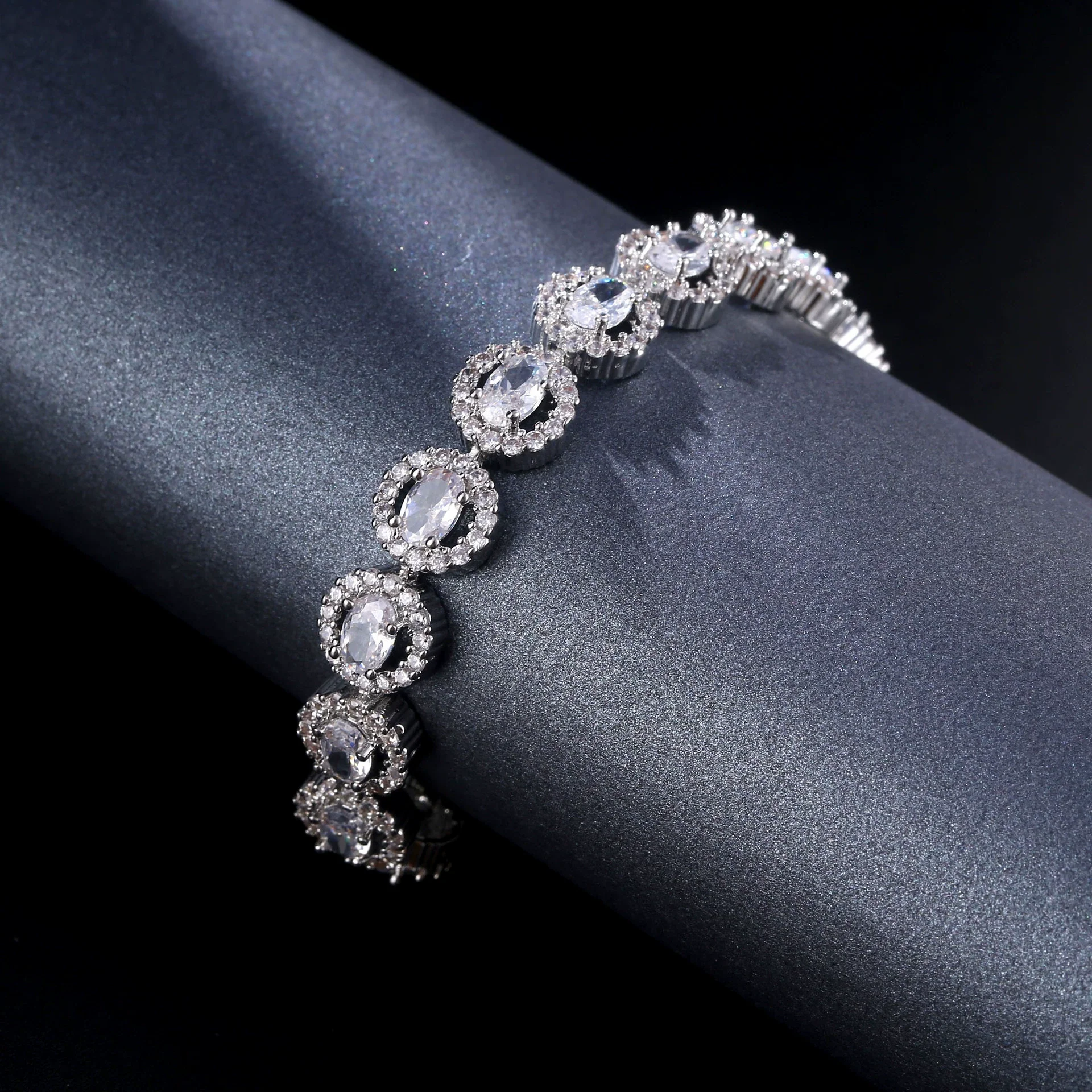 Wholesale Women's Fashion Geometric Copper Zircon Inlaid Bracelet - Image 3