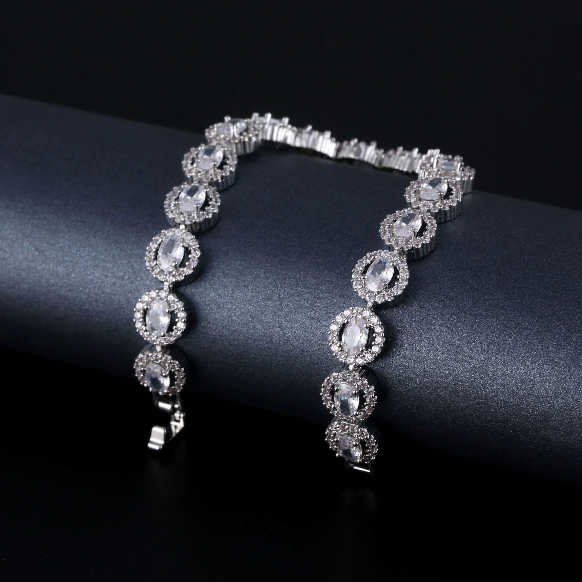 Wholesale Women's Fashion Geometric Copper Zircon Inlaid Bracelet - Image 4