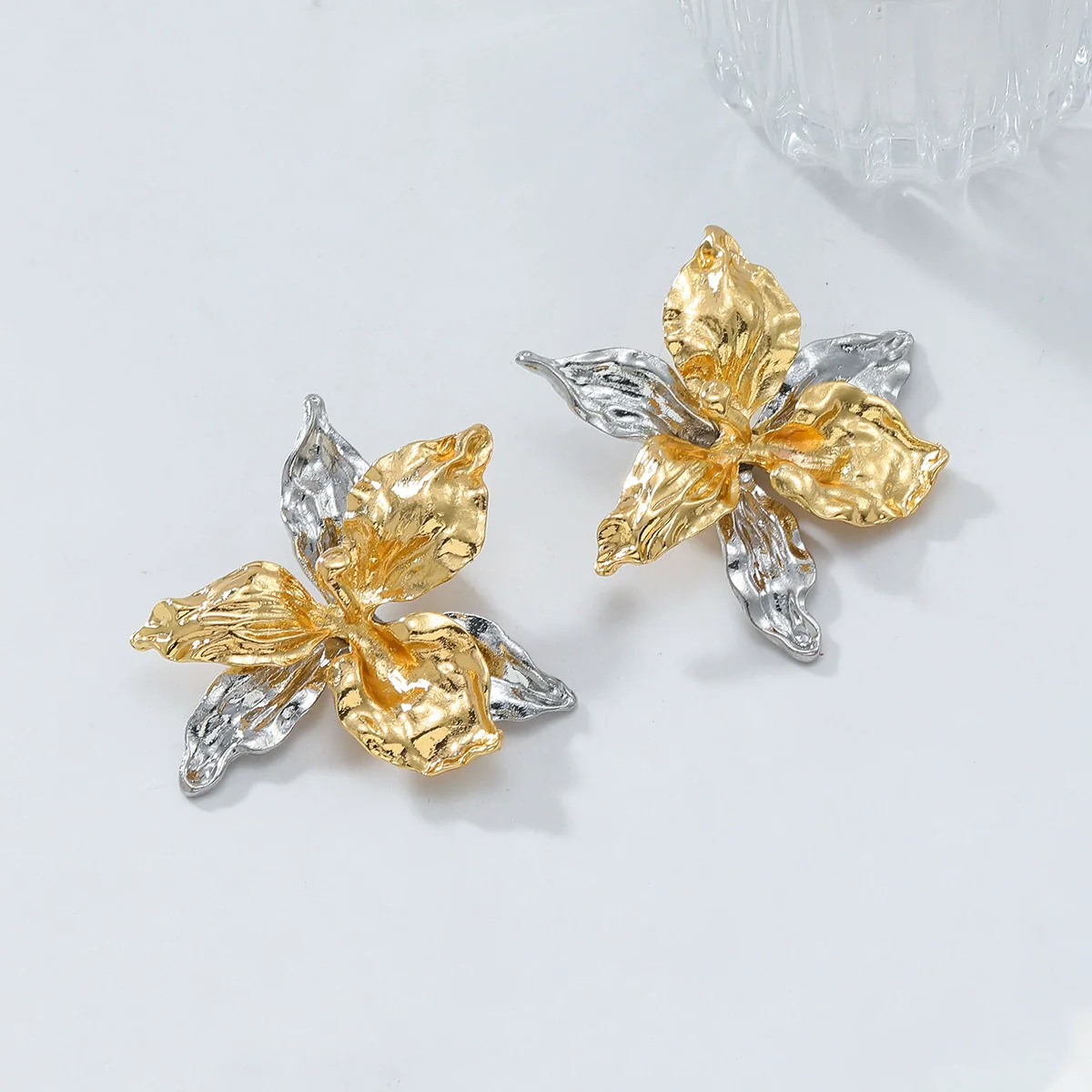 Wholesale Women's Fashion Multilayer Zinc Alloy Earrings With Flower Pattern And Electroplating Design - Image 4