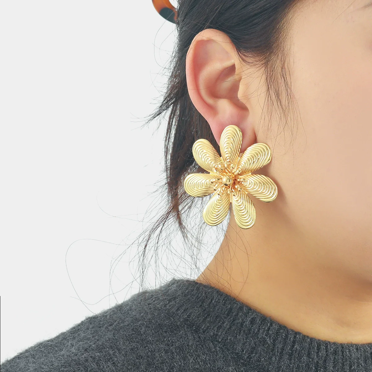 Wholesale Women's Fashion Retro Exaggerated Flower Earrings Zinc Alloy Electroplated
