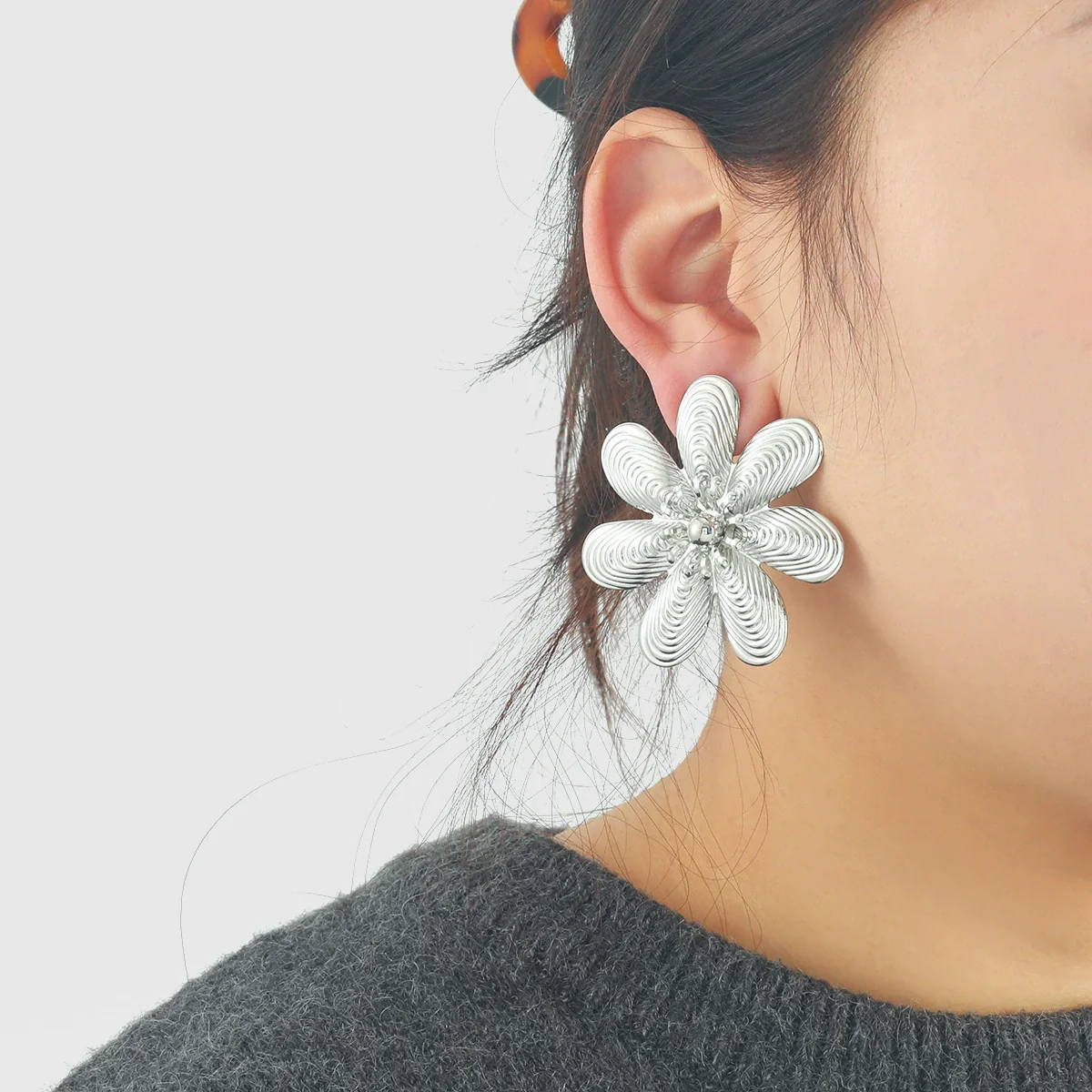 Wholesale Women's Fashion Retro Exaggerated Flower Earrings Zinc Alloy Electroplated - Image 2