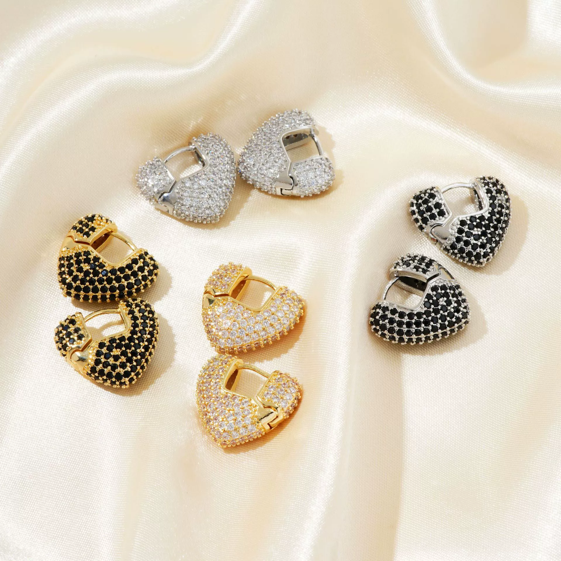 Wholesale Women's Fashion Retro Heart Shape Copper Inlaid Zircon Electroplated Earrings