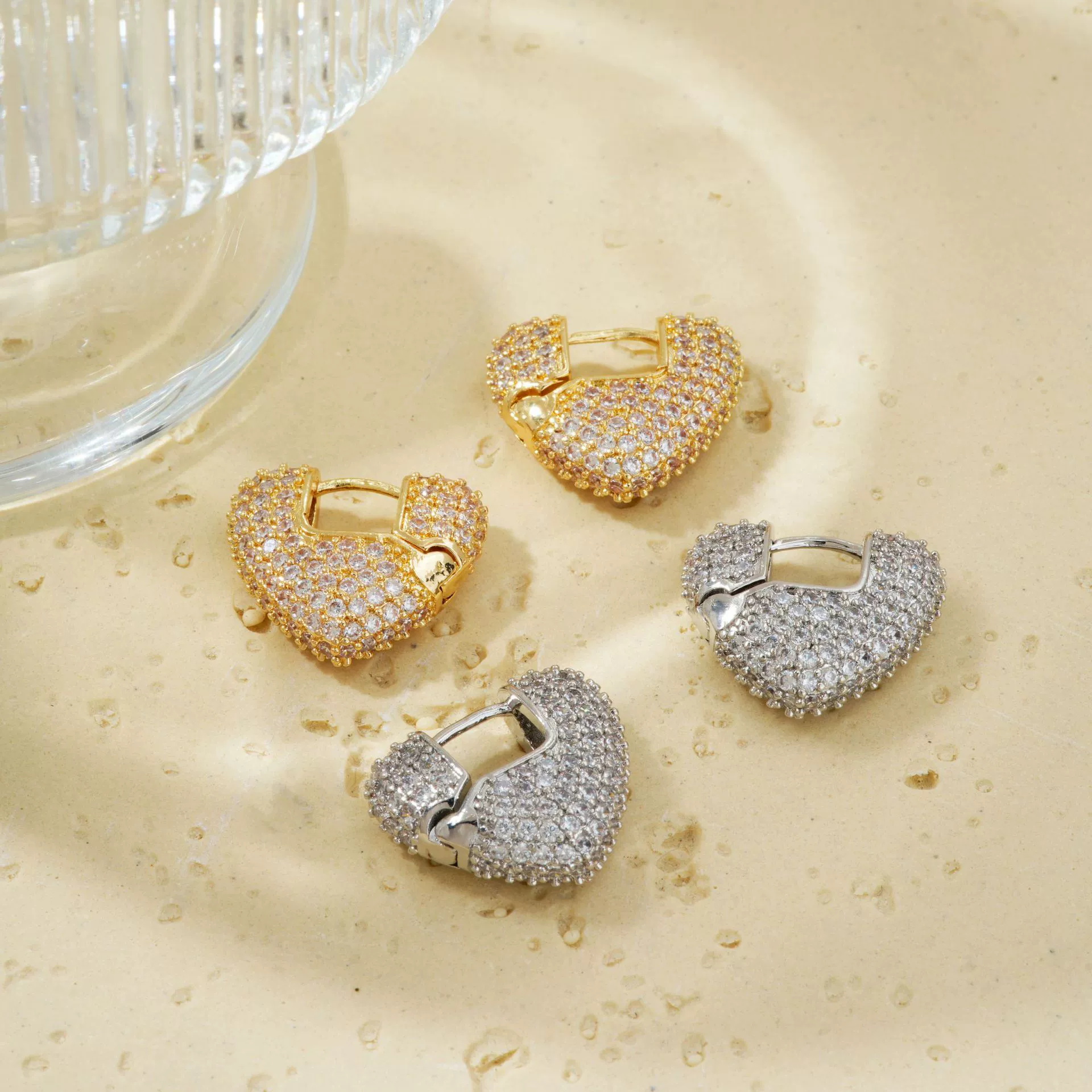 Wholesale Women's Fashion Retro Heart Shape Copper Inlaid Zircon Electroplated Earrings - Image 2