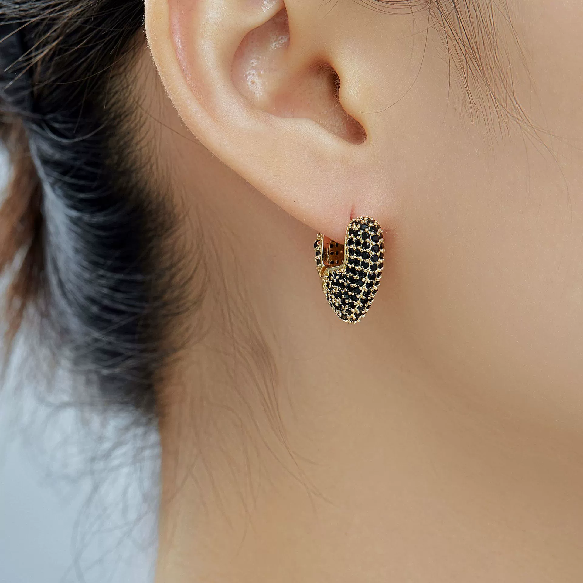 Wholesale Women's Fashion Retro Heart Shape Copper Inlaid Zircon Electroplated Earrings - Image 3