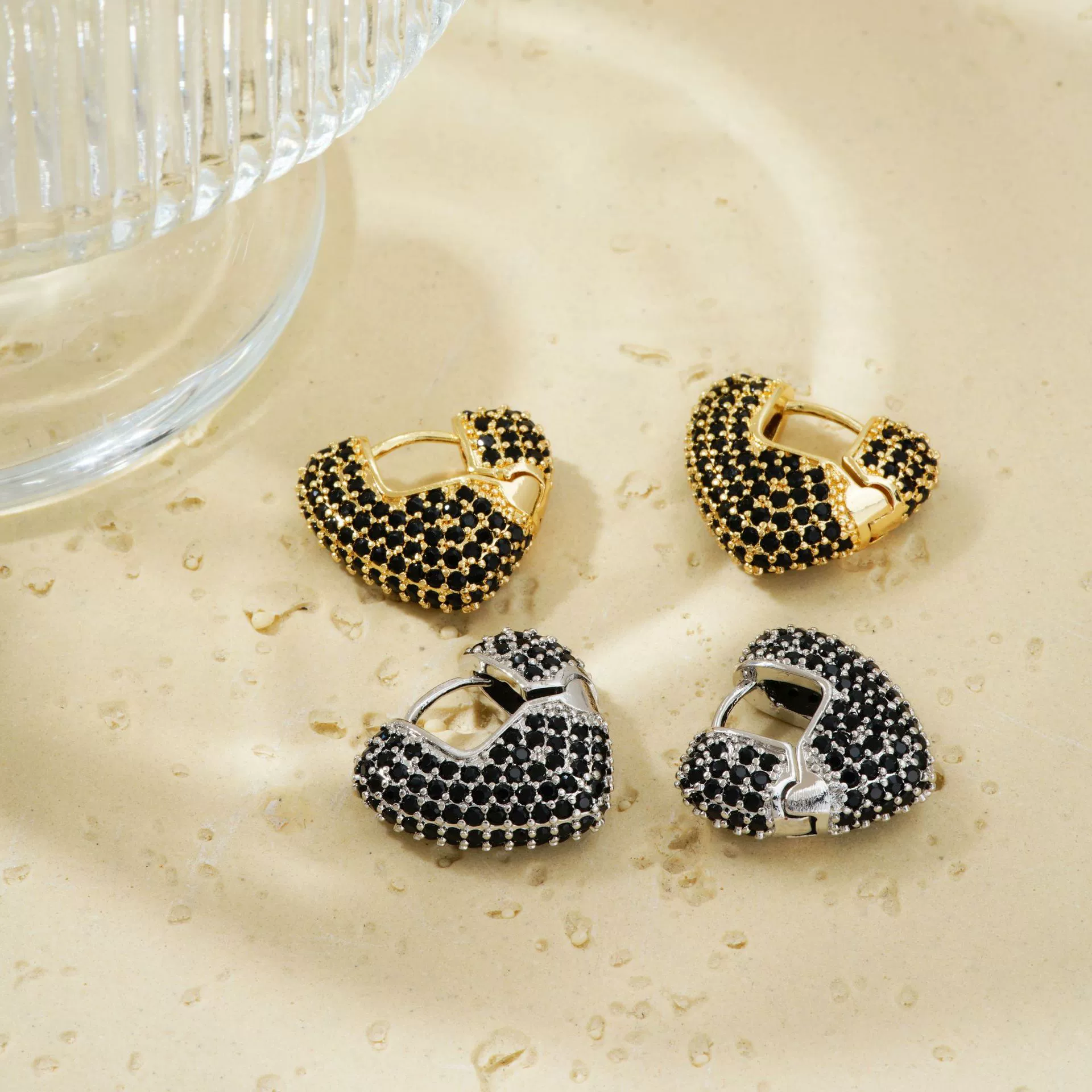 Wholesale Women's Fashion Retro Heart Shape Copper Inlaid Zircon Electroplated Earrings - Image 4