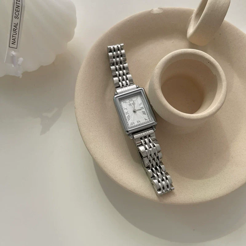 Wholesale Women's Fashion Retro Quartz Watch With Alloy Case And Steel Strip Band - Image 7