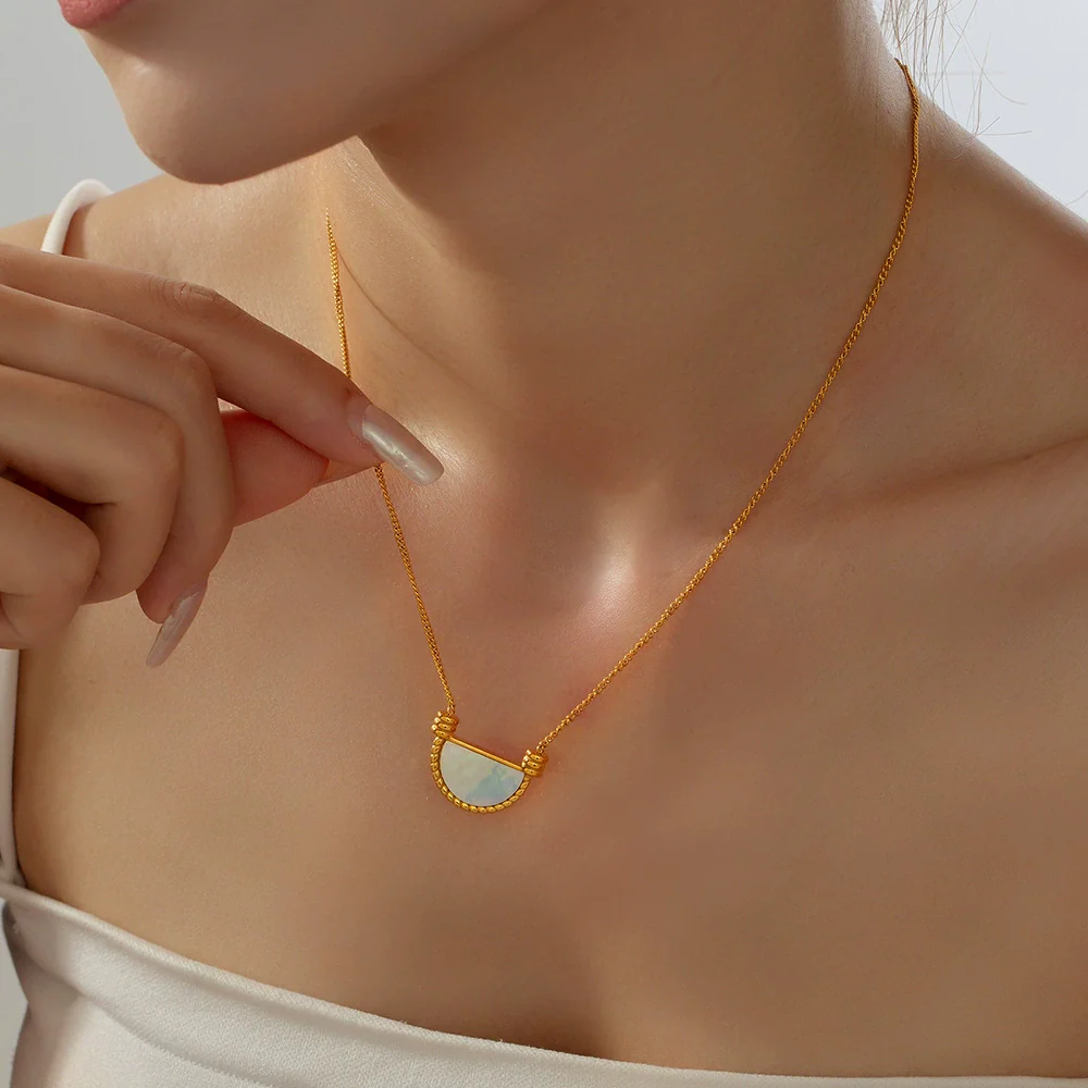 Wholesale Women's French Retro Elegant Titanium Steel Jewelry With Electroplated Ushape And Geometric Inlaid White Seashell Semicircle Pendant Necklace