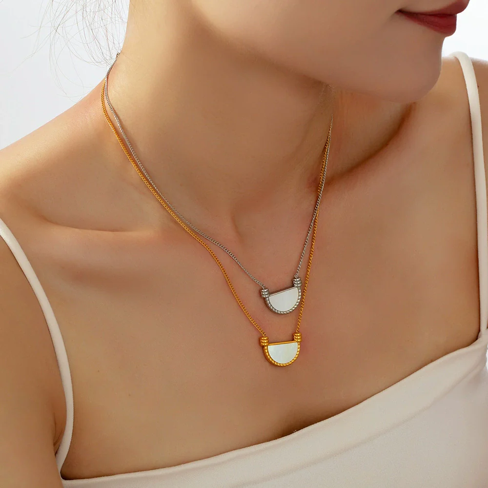 Wholesale Women's French Retro Elegant Titanium Steel Jewelry With Electroplated Ushape And Geometric Inlaid White Seashell Semicircle Pendant Necklace - Image 3