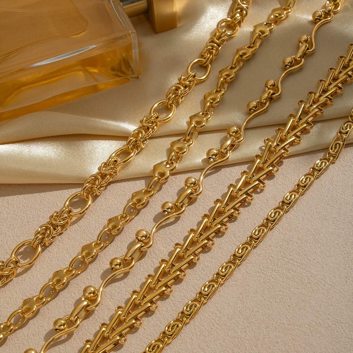 Wholesale Women's Future Style Geometric Heart Horseshoe 18K Real Gold Plated Handmade Chain Necklace Jewelry - Image 3