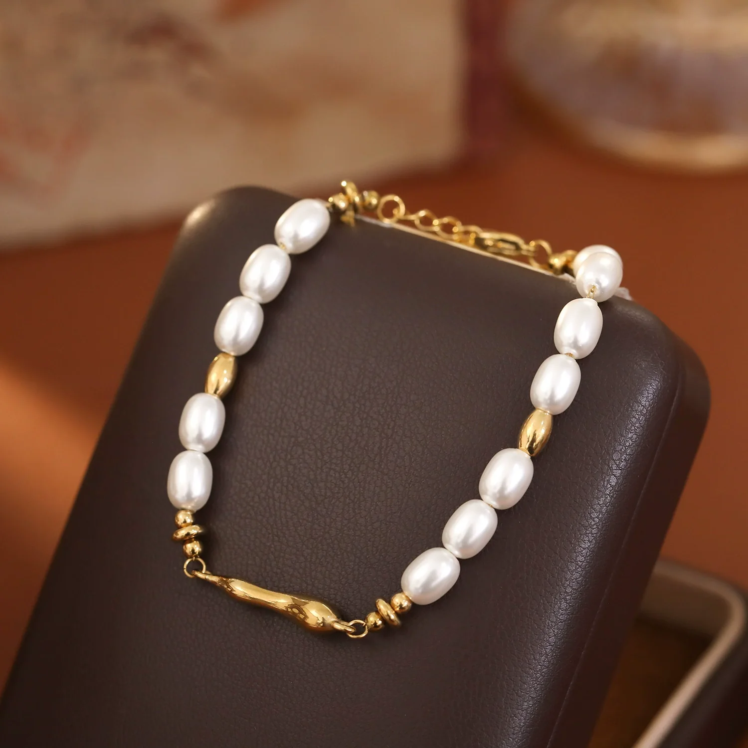 Wholesale Women's Geometric Copper Stainless Steel Vacuum Pearl Electroplated Bracelet - Image 3
