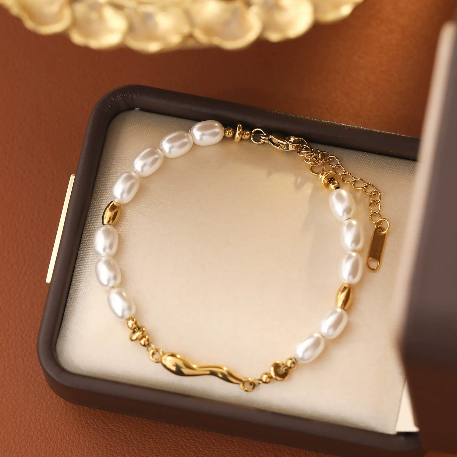 Wholesale Women's Geometric Copper Stainless Steel Vacuum Pearl Electroplated Bracelet - Image 6
