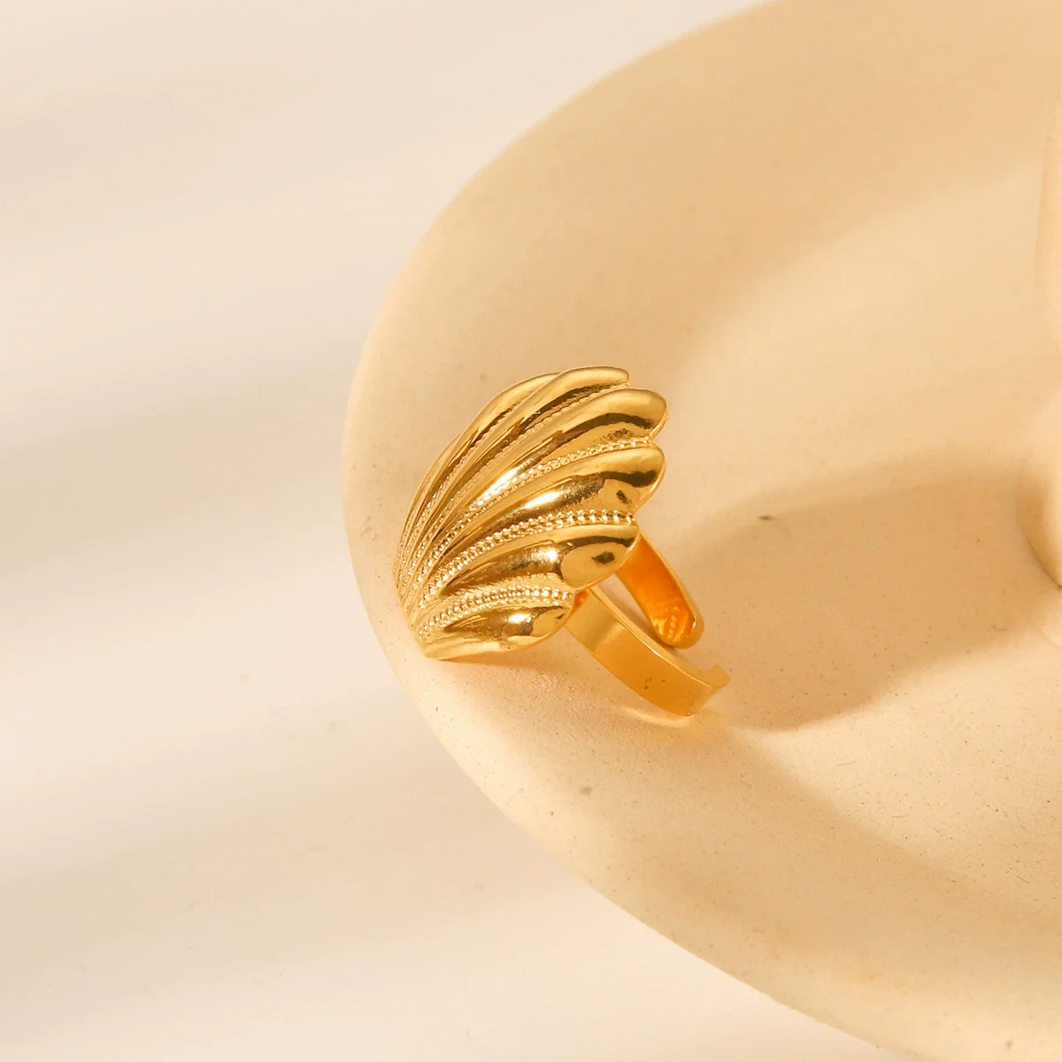 Wholesale Women's Geometric Electroplated Stainless Steel Scallop Open Ring Luxury Jewelry - Image 3
