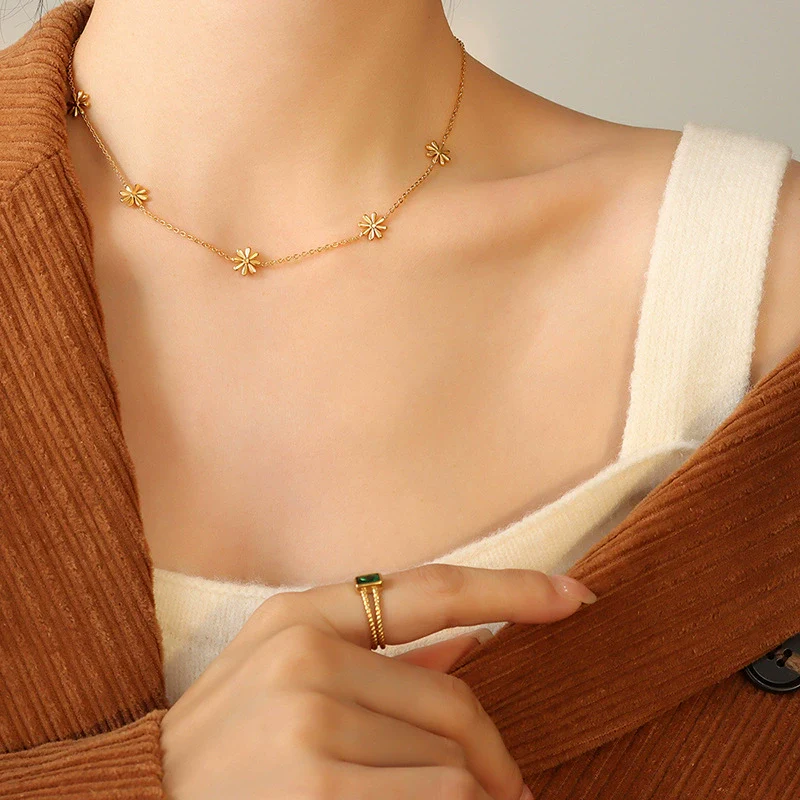 Wholesale Women's Geometric Flower Design Goldplated Titanium Steel Necklace - Image 4