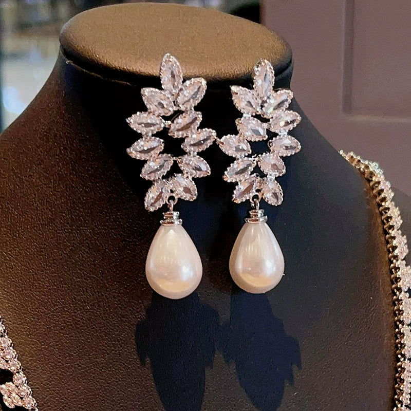 Wholesale Women's Geometric Lady Style Dropshaped Leaf Imitation Pearl Copper Earrings - Image 2