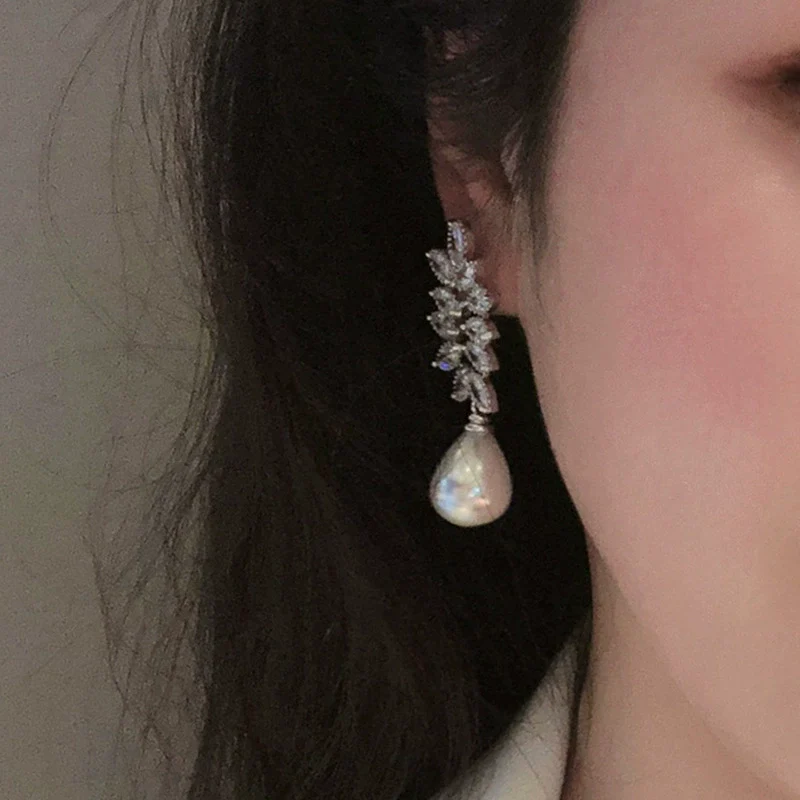 Wholesale Women's Geometric Lady Style Dropshaped Leaf Imitation Pearl Copper Earrings - Image 3