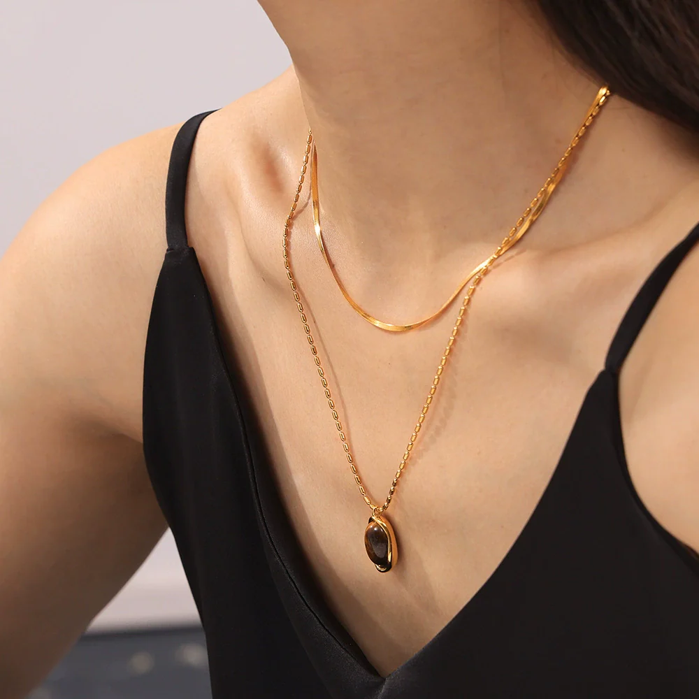 Wholesale Women's Geometric Oval Inlaid Tiger Eye Pendant Necklace With 18K Gold Plated Titanium Steel - Image 3