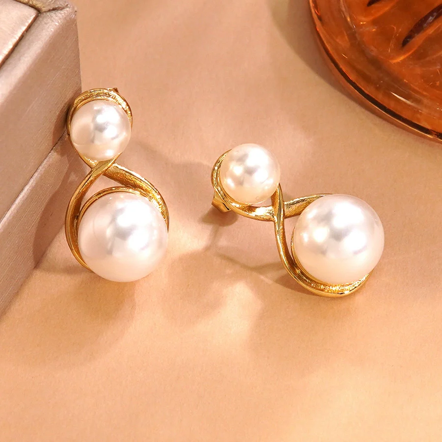 Wholesale Women's Geometric Pearl Goldplated Stainless Steel Earrings Light Luxury Design - Image 2