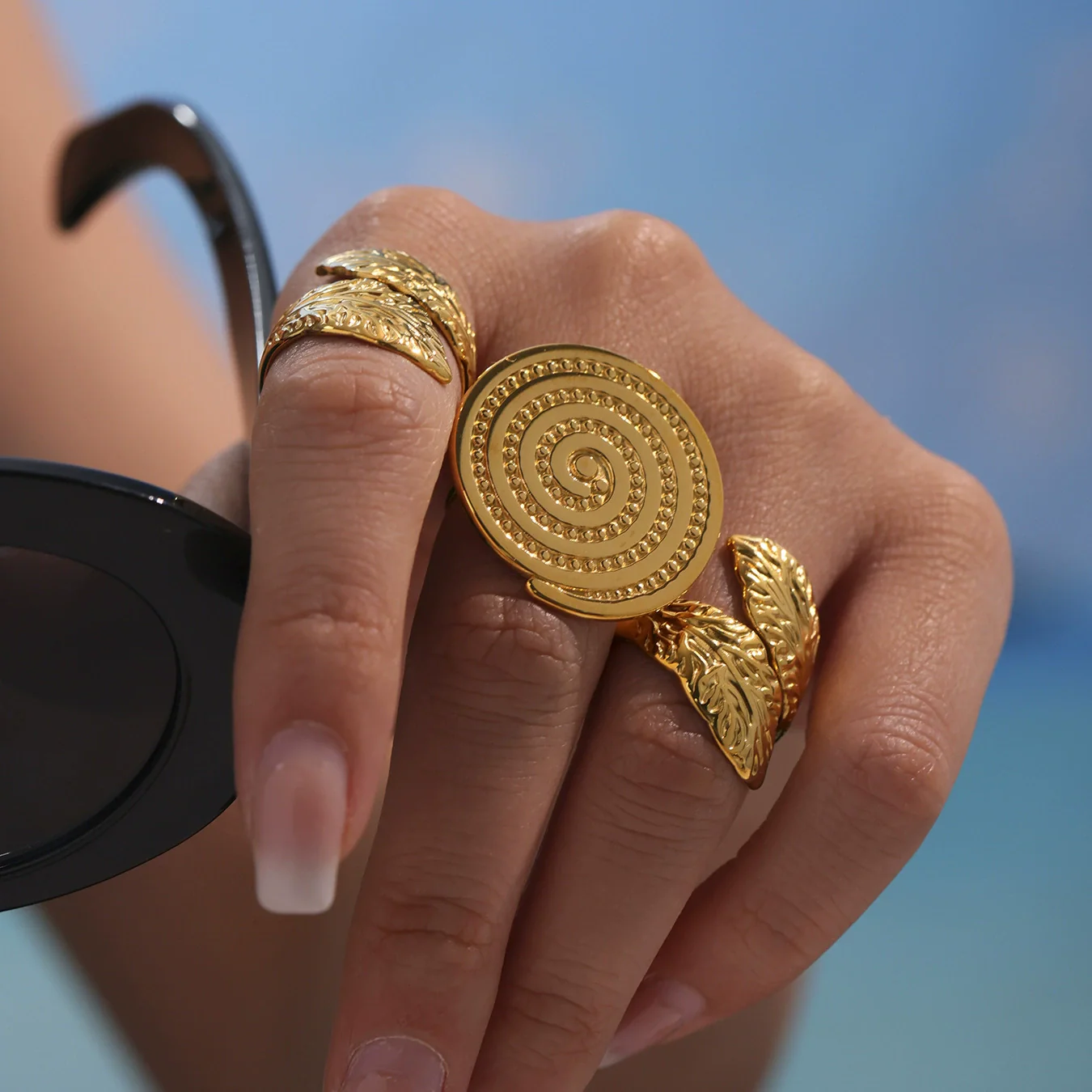 Wholesale Women's Geometric Stainless Steel Electroplated 18K Gold Ferris Wheel Ring With Mosquito Coil Texture - Image 3