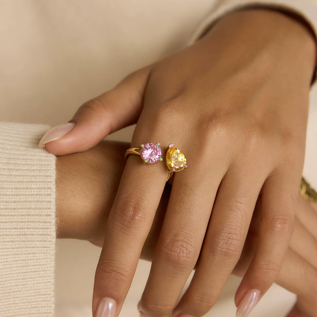 Wholesale Women's Geometric Stainless Steel Electroplated 18K Gold Yellow And Pink Dropshaped Zircon Ring Accessories