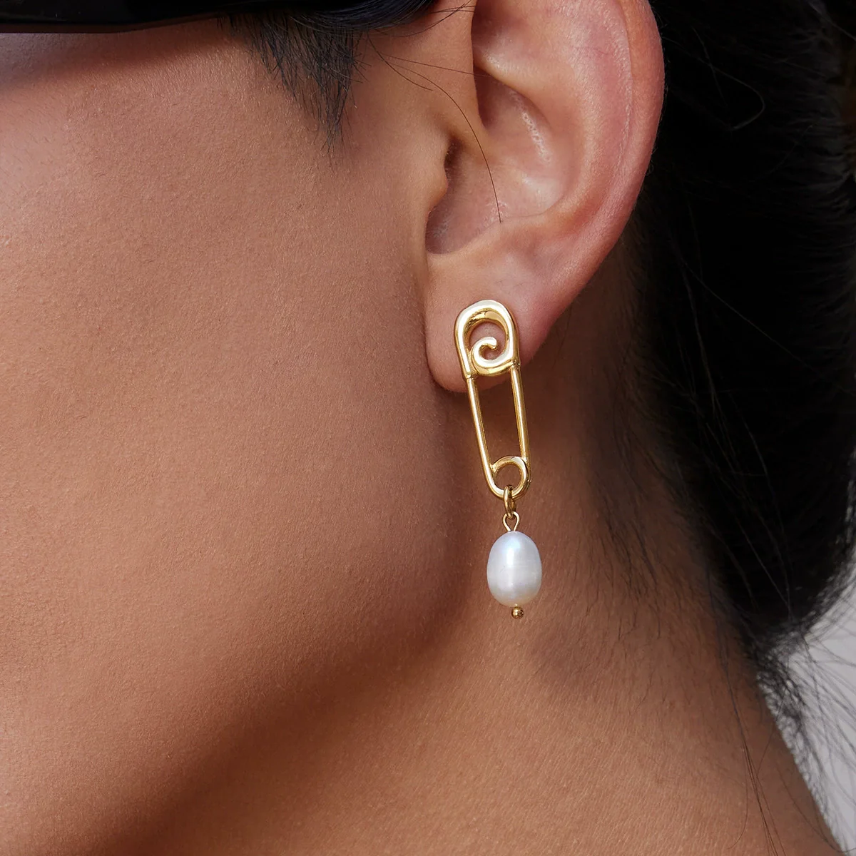 Wholesale Women's Geometric Stainless Steel Electroplated Freshwater Pearl Earrings - Image 2