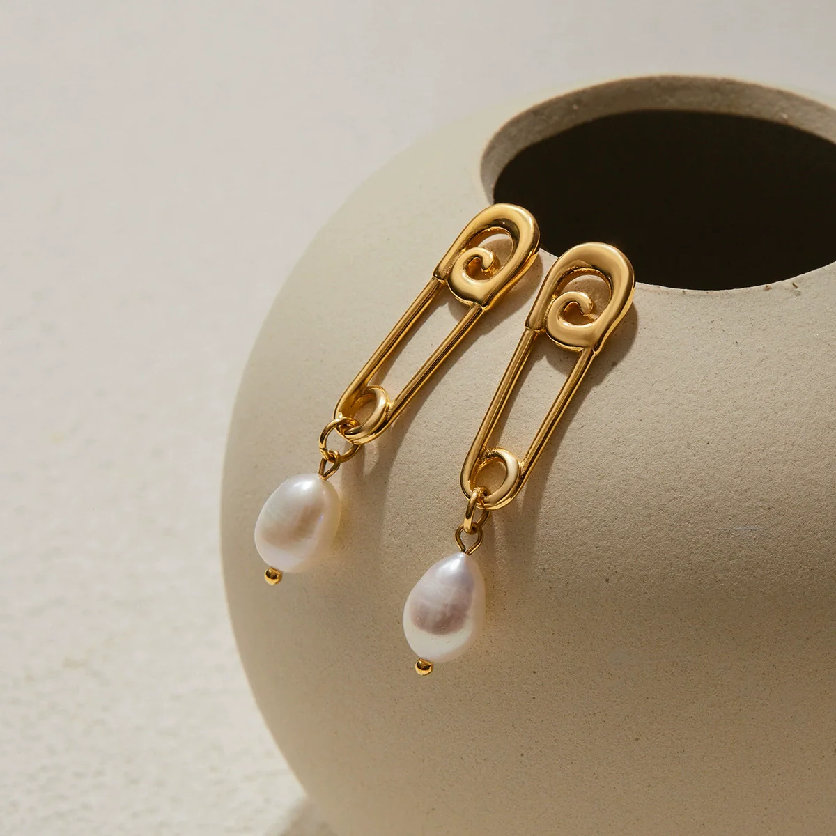 Wholesale Women's Geometric Stainless Steel Electroplated Freshwater Pearl Earrings - Image 4