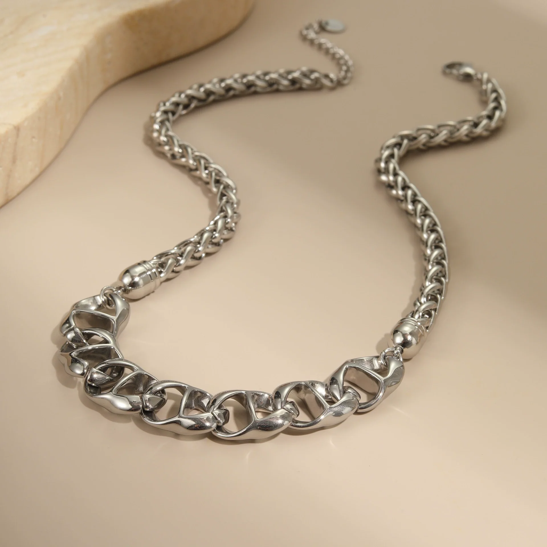 Wholesale Women's Geometric Stainless Steel Electroplated Necklace For Autumn And Winter - Image 3