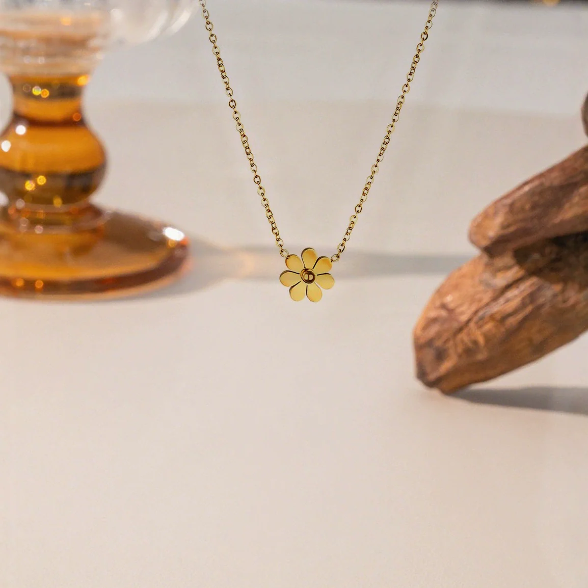 Wholesale Women's Geometric Titanium Steel Electroplated Daisy Pendant O Word Chain Necklace - Image 3
