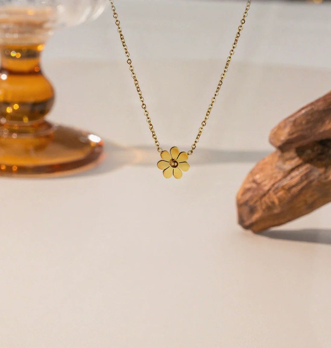 Wholesale Women's Geometric Titanium Steel Electroplated Daisy Pendant O Word Chain Necklace - Image 9