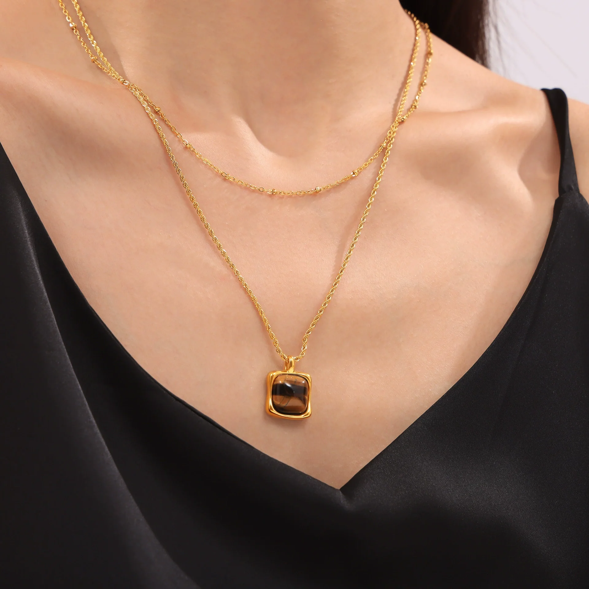 Wholesale Women's Geometric Titanium Steel Inlaid Tiger's Eye Stone Pendant Necklace With 18K Gold Plated Electroplating And Twist Chain - Image 3