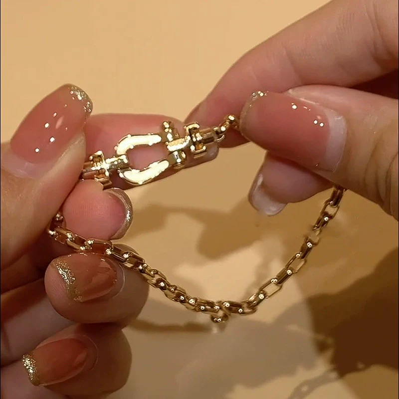 Wholesale Women's Geometric Zirconia Copper Plastic Horseshoe Buckle Chain Bracelet Light Luxury Cool Style - Image 2
