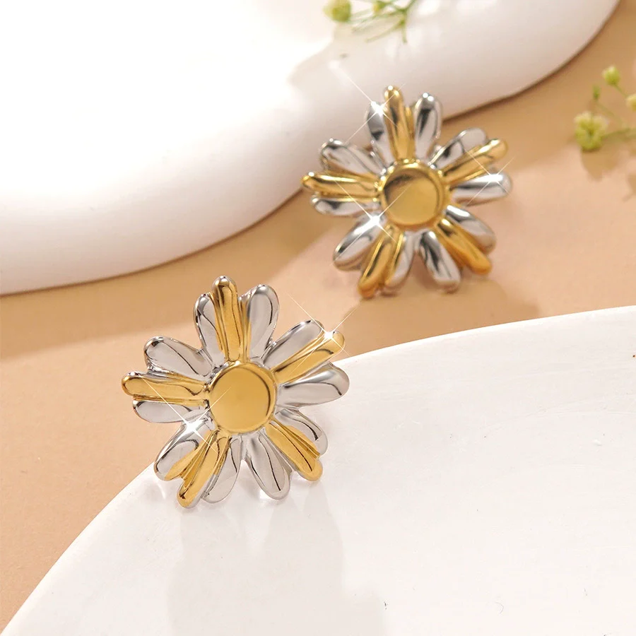 Wholesale Women's Highend Heart Shape Flower Goldplated Stainless Steel Earrings - Image 3