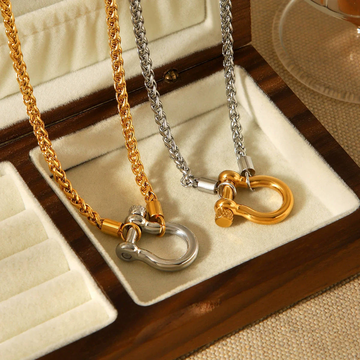 Wholesale Women's Ins Style Geometric Gold Plated Stainless Steel Carabiner Pendant Thick Chain Necklace - Image 2