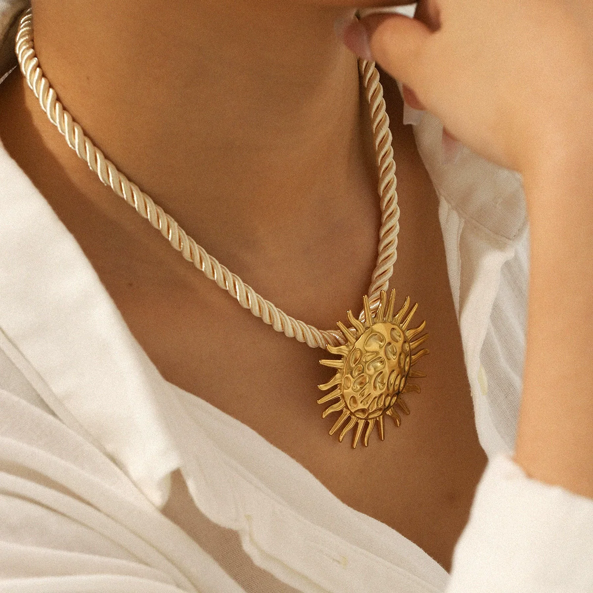 Wholesale Women's Ins Style Minimalist Geometric Stainless Steel Hammered Sun Pendant Necklace With Twist Chain And Electroplating - Image 2