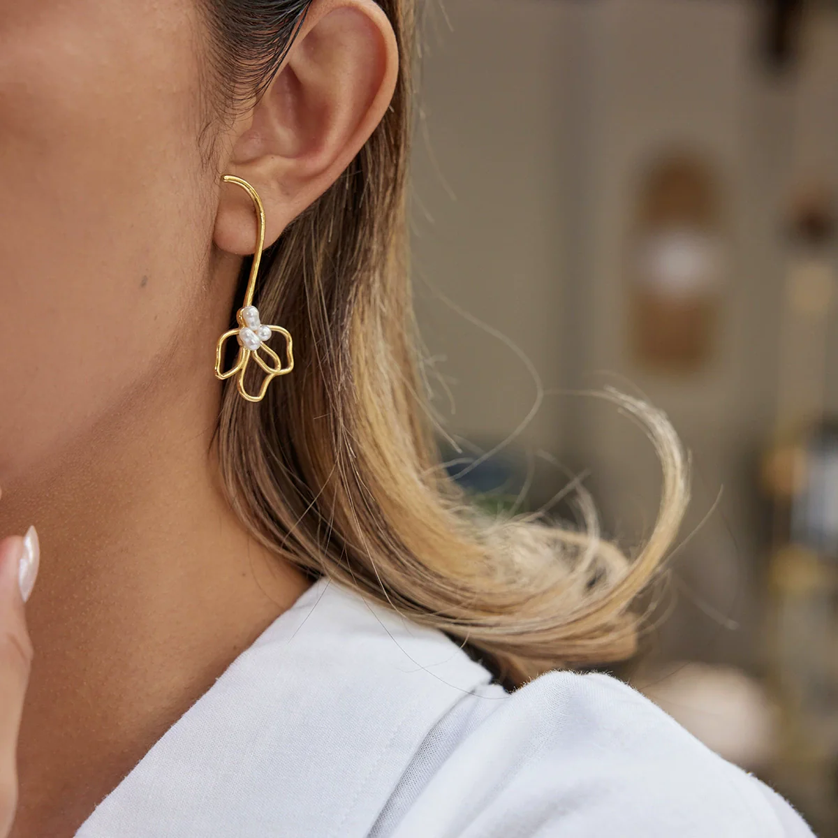 Wholesale Women's Ins Style Stainless Steel Electroplated Gold Flower Shape Cut Out Earrings - Image 2