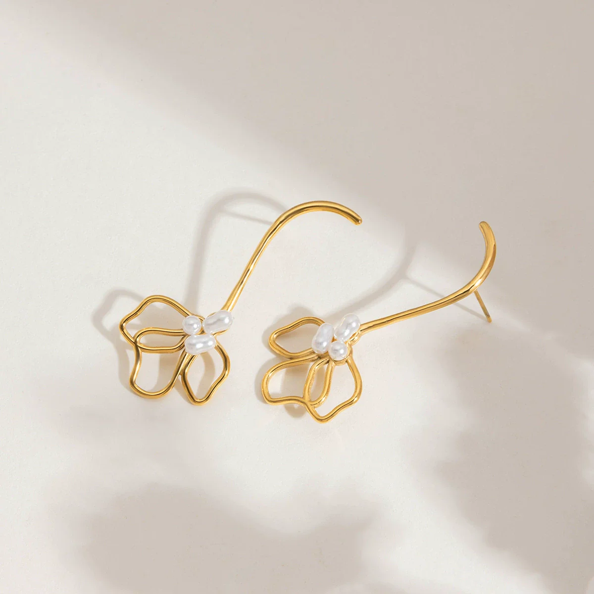 Wholesale Women's Ins Style Stainless Steel Electroplated Gold Flower Shape Cut Out Earrings - Image 4