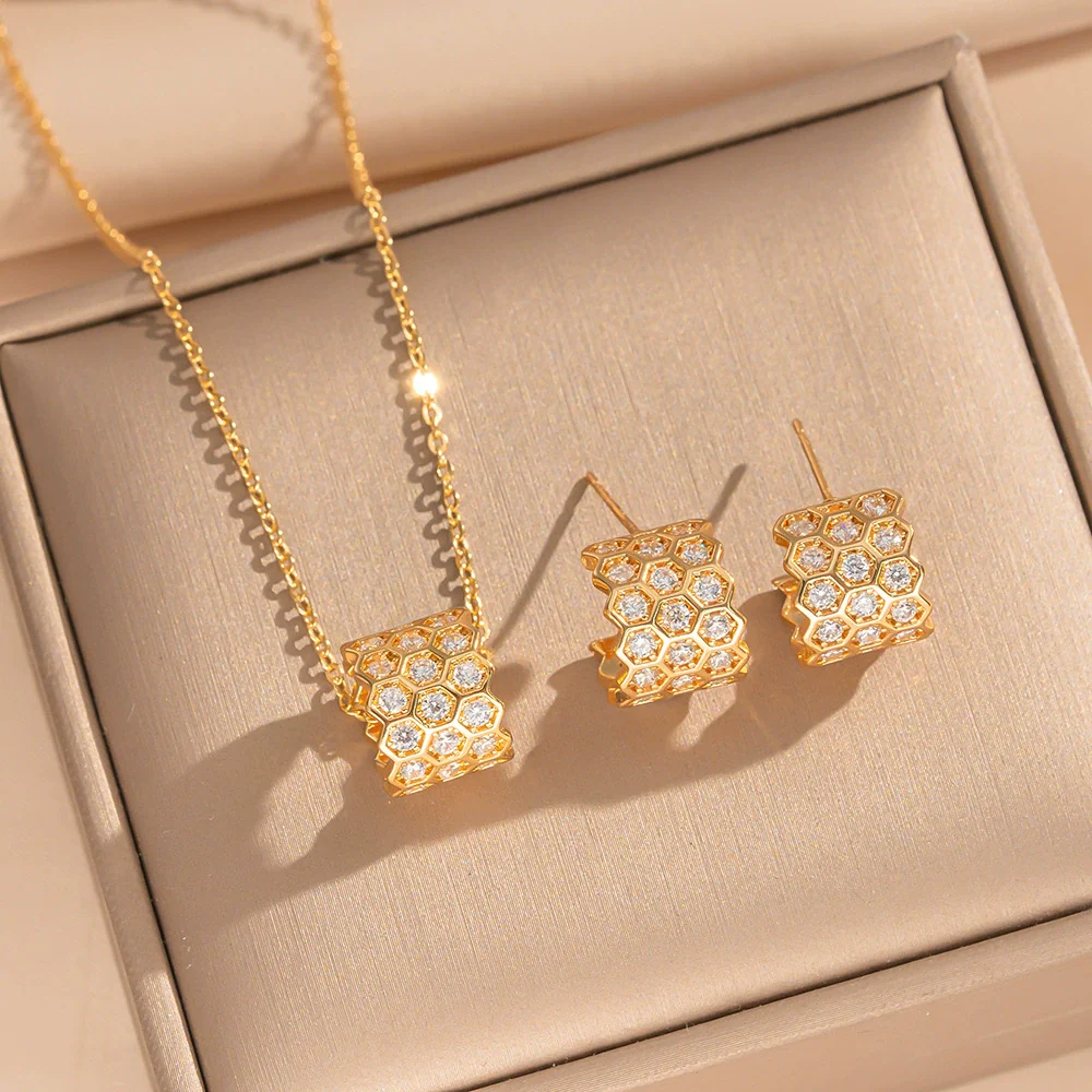 Wholesale Women's Jewelry Set Honeycomb Pattern Light Luxury Style Gold Plated Environmentally Friendly Copper O Word Chain Necklace And Earrings - Image 10