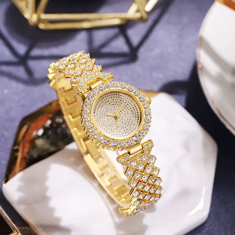 Wholesale Women's Leisure Alloy And Stainless Steel Round Dial Starry Diamond Quartz Bracelet Watch - Image 2