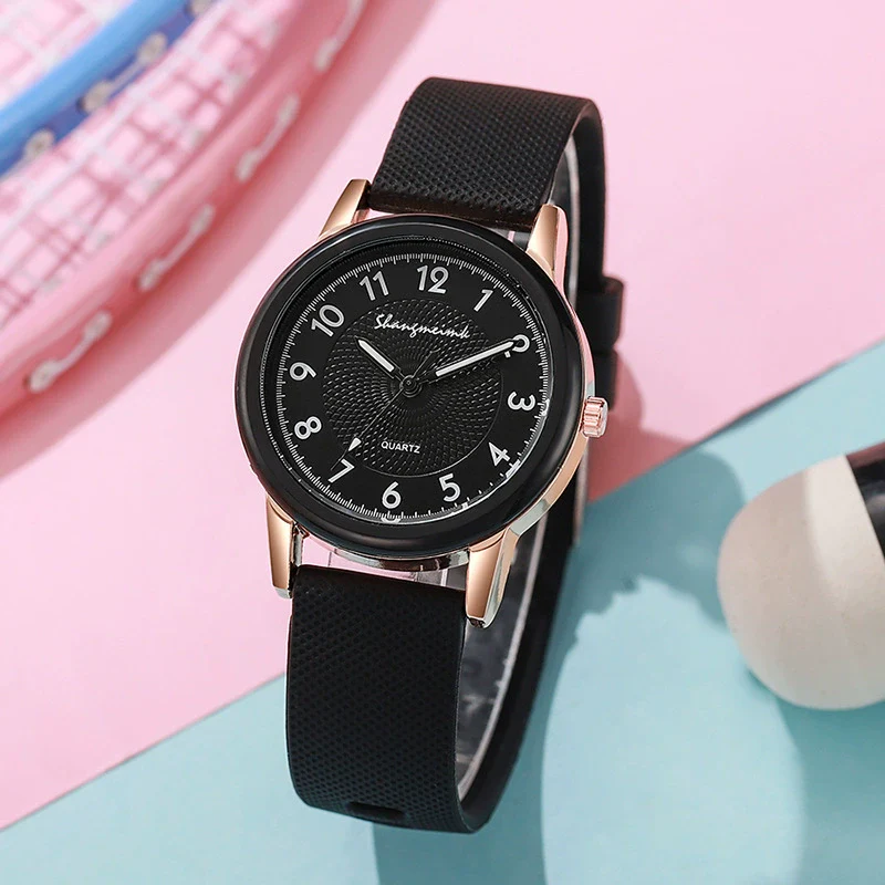 Wholesale Women's Leisure Quartz Watch With Alloy Case And Silicone Strap In Round Shape