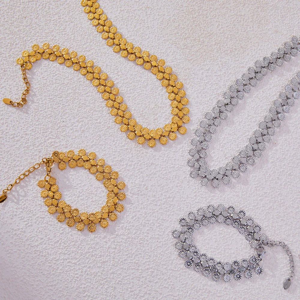 Wholesale Women's Light Luxury Flower And Sun Pattern Jewelry Set Titanium Steel Electroplated Necklace And Bracelet - Image 4