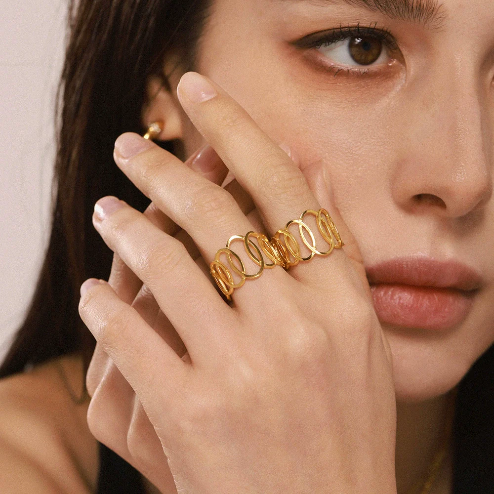 Wholesale Women's Light Luxury Geometric Ferris Wheel Interlocking Hollow Stainless Steel Goldplated Finger Ring - Image 4