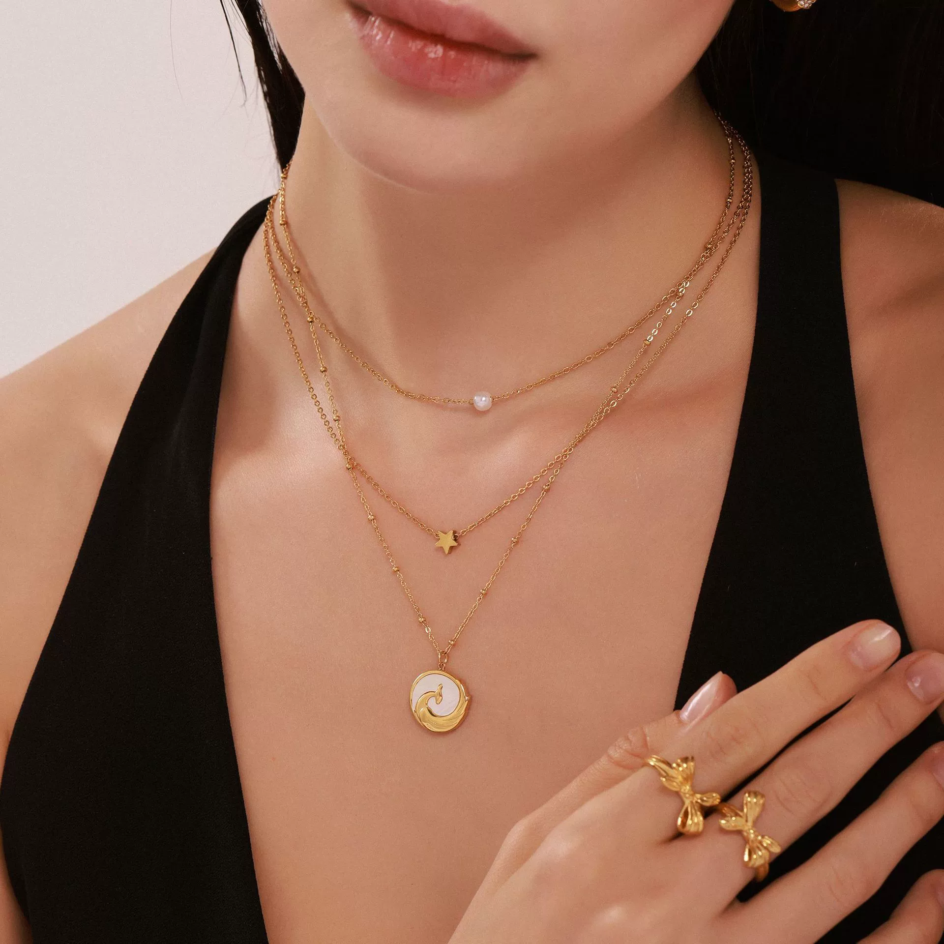 Wholesale Women's Light Luxury Geometric Pattern Ferris Wheel Embossed Phoenix Stainless Steel Goldplated White Sea Shell Round Pendant Clavicle Necklace - Image 4