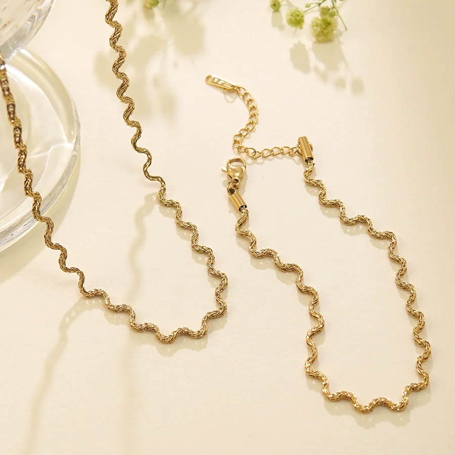 Wholesale Women's Light Luxury Geometric Stainless Steel Electroplated Bracelet And Necklace Set
