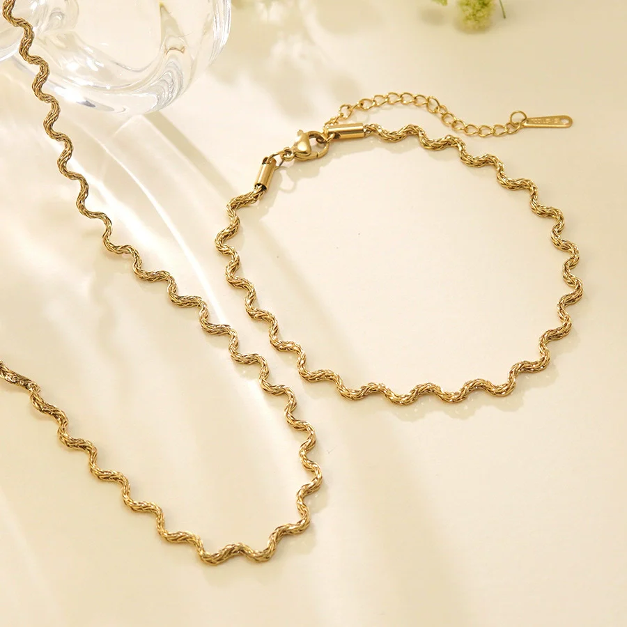 Wholesale Women's Light Luxury Geometric Stainless Steel Electroplated Bracelet And Necklace Set - Image 3