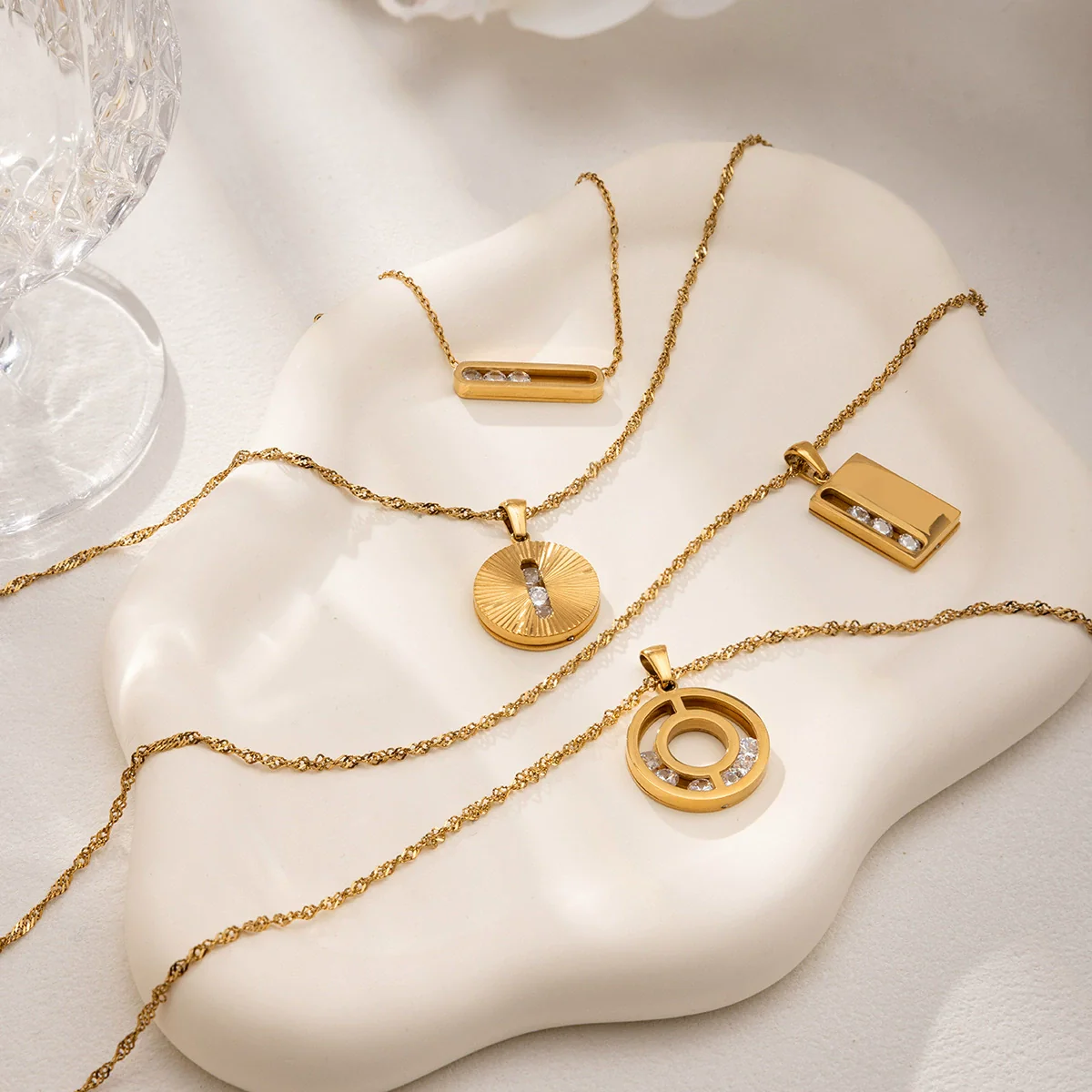 Wholesale Women's Light Luxury Geometric Stainless Steel Electroplated Pendant Necklace - Image 3