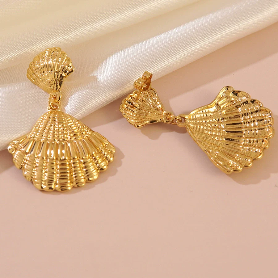 Wholesale Women's Light Luxury Geometric Stainless Steel Goldplated Shell Earrings - Image 3
