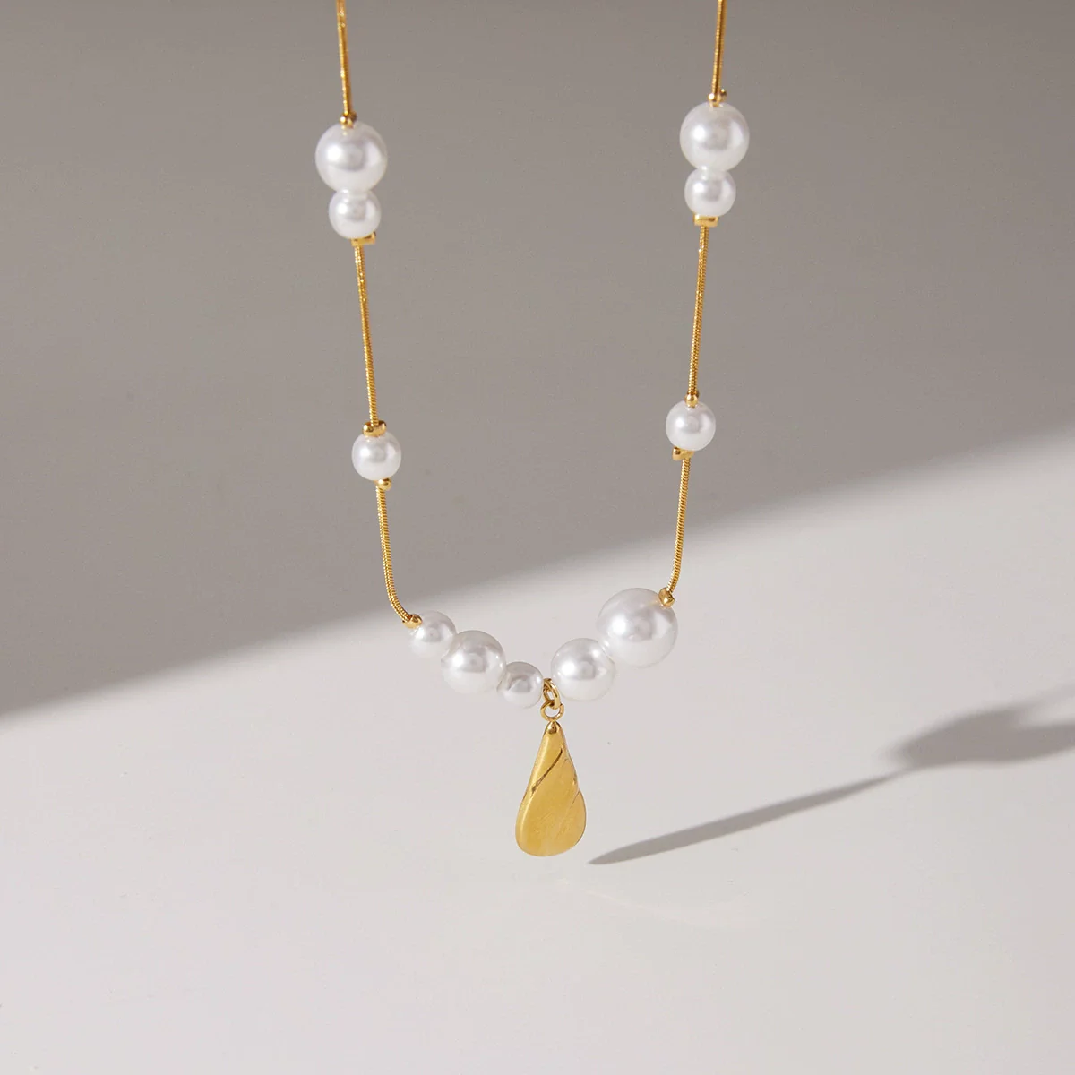 Wholesale Women's Light Luxury Minimalist Drop Shape Ushaped Stainless Steel Electroplated Snake Bone Chain Necklace Pendant - Image 4