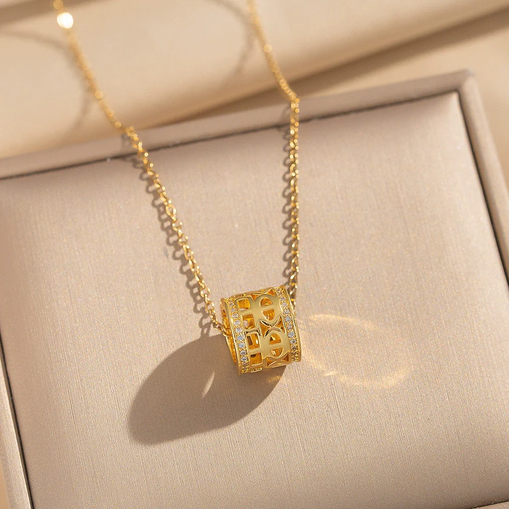 Wholesale Women's Light Luxury Small Waist Pig Nose Necklace With Zircon Inlay 18K Gold Plated Copper O Word Chain - Image 2