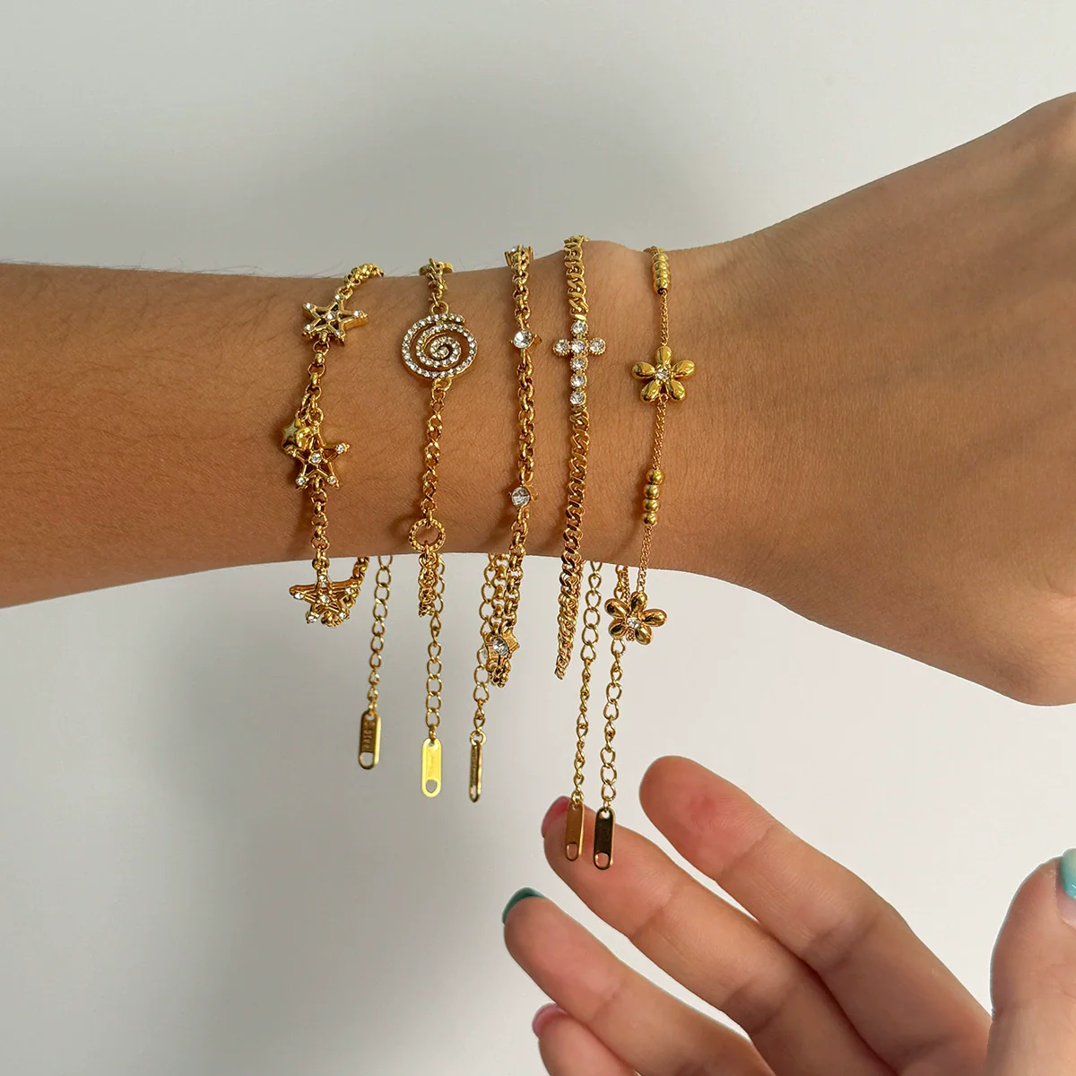 Wholesale Women's Light Luxury Stainless Steel Electroplated Bracelet With Star And Flower Patterns
