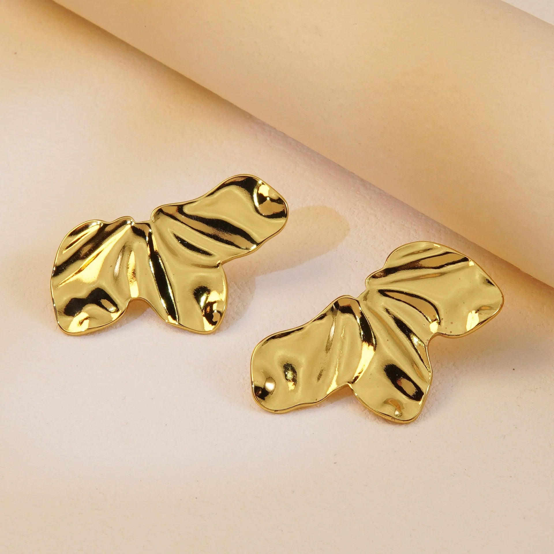 Wholesale Women's Light Luxury Stamped Stainless Steel Flower Earrings - Image 3