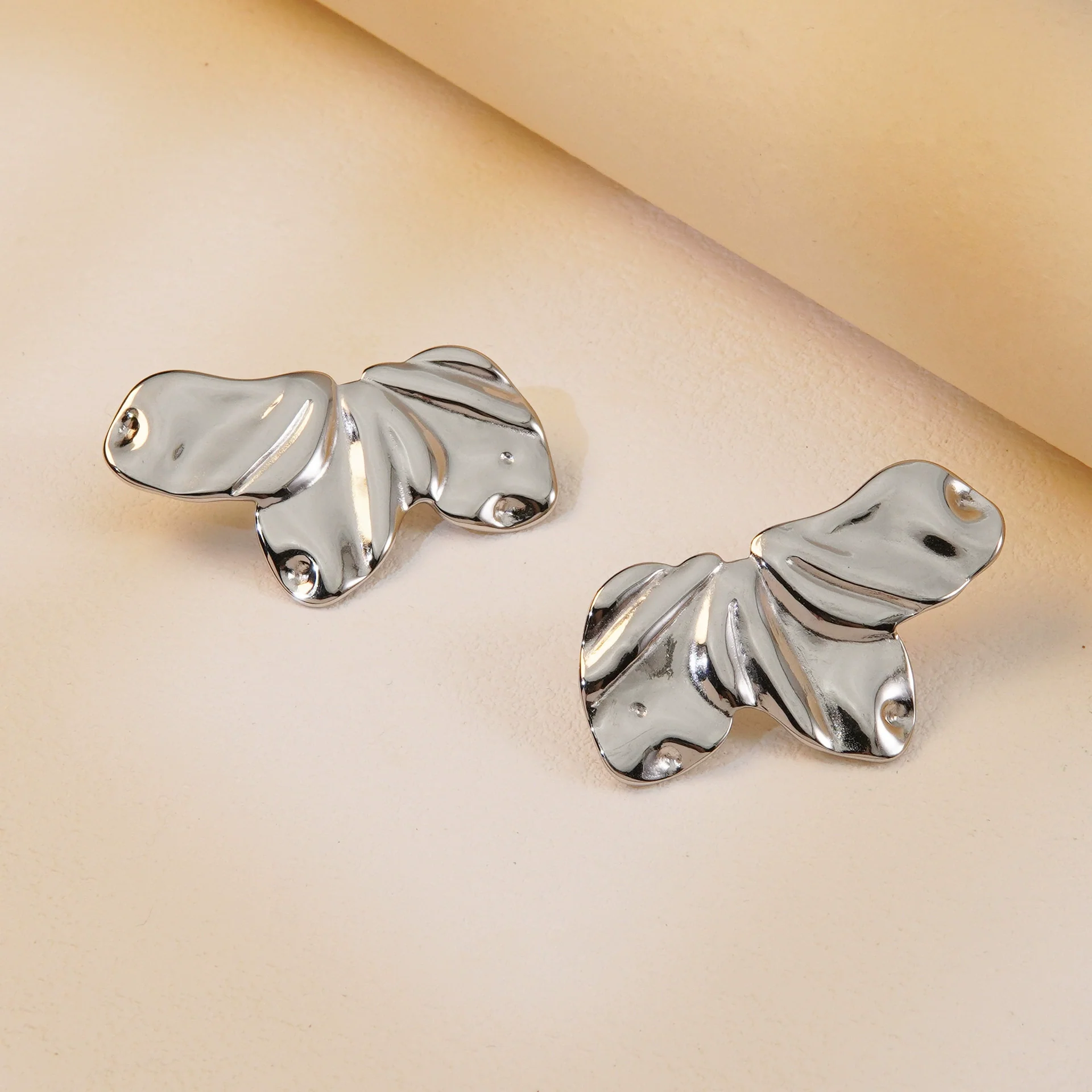 Wholesale Women's Light Luxury Stamped Stainless Steel Flower Earrings - Image 4